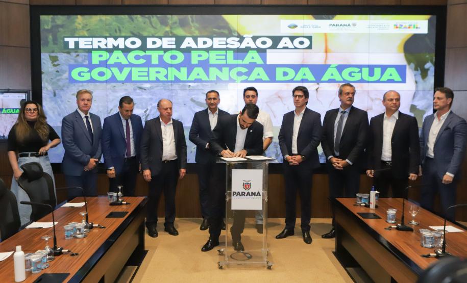 Curitiba, 18 de setembro de 2023 - O governador Carlos Massa Ratinha Jr., ao lado do ministro da Integração e do Desenvolvimento Regional, Waldez Góes, e do diretor da Agência Nacional das Águas, Felipe de Mello S. Cunha, assina o Termo de Adesão ao Pacto pela Governança da Água.