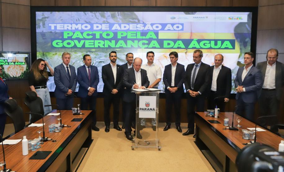 Curitiba, 18 de setembro de 2023 - O governador Carlos Massa Ratinha Jr., ao lado do ministro da Integração e do Desenvolvimento Regional, Waldez Góes, e do diretor da Agência Nacional das Águas, Felipe de Mello S. Cunha, assina o Termo de Adesão ao Pacto pela Governança da Água.