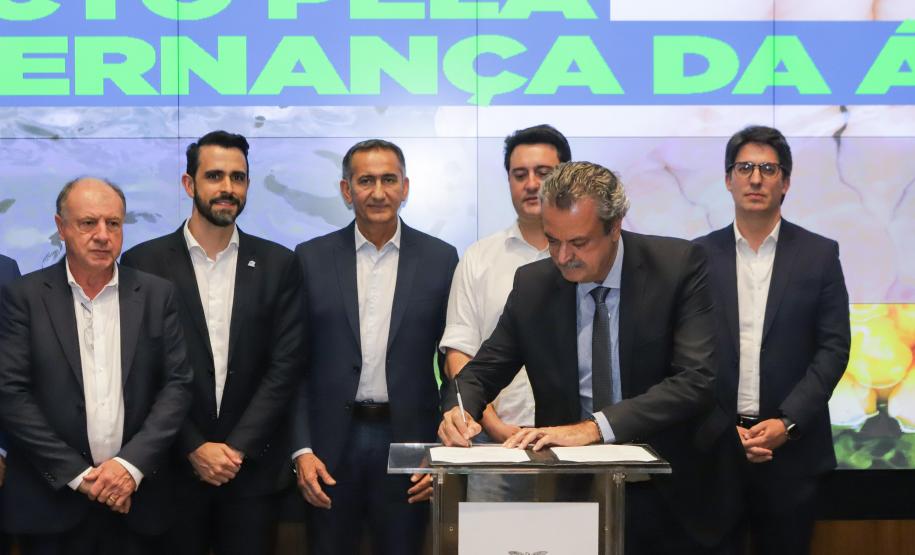 Curitiba, 18 de setembro de 2023 - O governador Carlos Massa Ratinha Jr., ao lado do ministro da Integração e do Desenvolvimento Regional, Waldez Góes, e do diretor da Agência Nacional das Águas, Felipe de Mello S. Cunha, assina o Termo de Adesão ao Pacto pela Governança da Água.