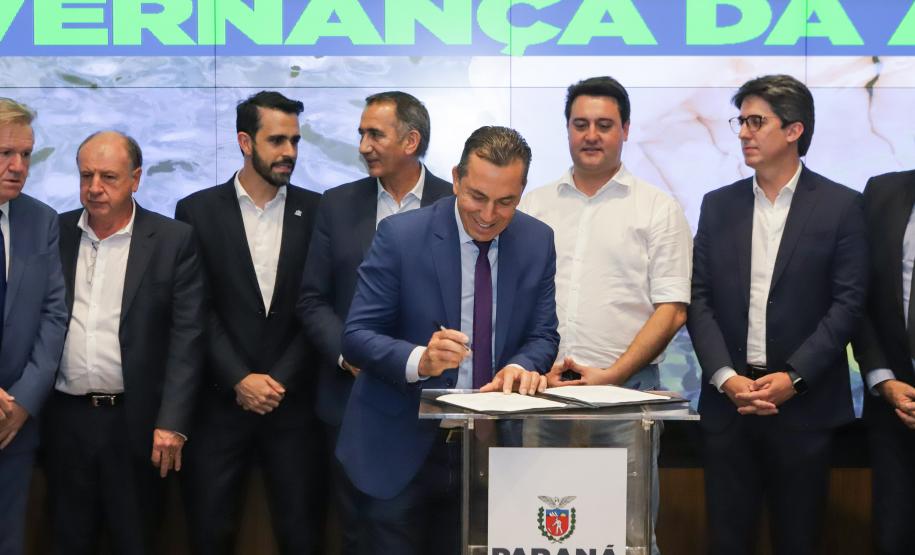 Curitiba, 18 de setembro de 2023 - O governador Carlos Massa Ratinha Jr., ao lado do ministro da Integração e do Desenvolvimento Regional, Waldez Góes, e do diretor da Agência Nacional das Águas, Felipe de Mello S. Cunha, assina o Termo de Adesão ao Pacto pela Governança da Água.