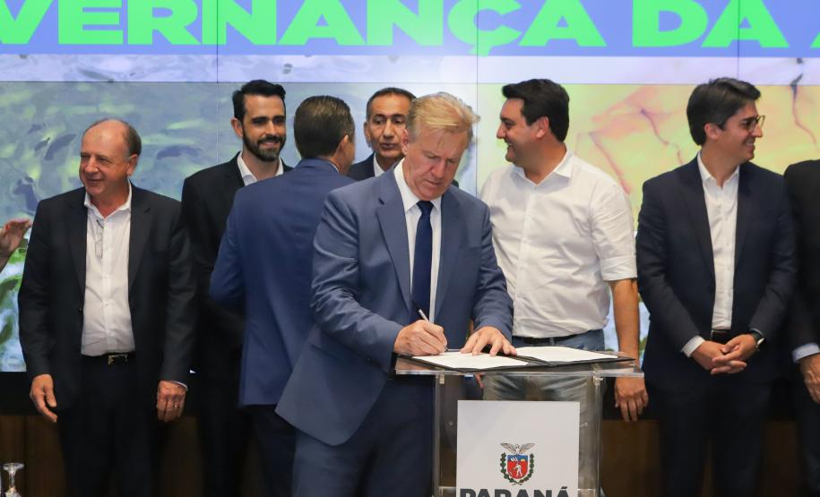 Curitiba, 18 de setembro de 2023 - O governador Carlos Massa Ratinha Jr., ao lado do ministro da Integração e do Desenvolvimento Regional, Waldez Góes, e do diretor da Agência Nacional das Águas, Felipe de Mello S. Cunha, assina o Termo de Adesão ao Pacto pela Governança da Água.