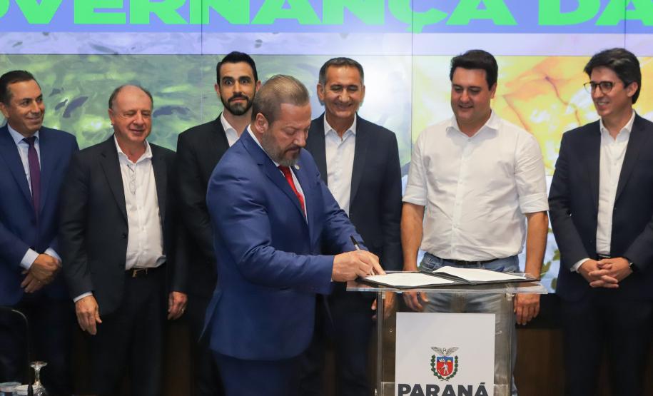 Curitiba, 18 de setembro de 2023 - O governador Carlos Massa Ratinha Jr., ao lado do ministro da Integração e do Desenvolvimento Regional, Waldez Góes, e do diretor da Agência Nacional das Águas, Felipe de Mello S. Cunha, assina o Termo de Adesão ao Pacto pela Governança da Água.