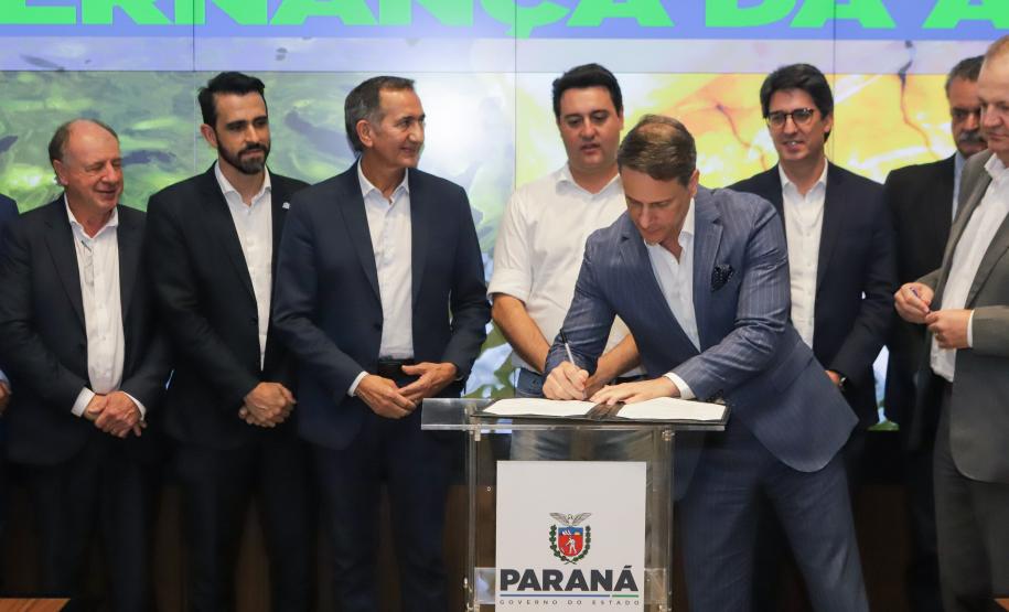 Curitiba, 18 de setembro de 2023 - O governador Carlos Massa Ratinha Jr., ao lado do ministro da Integração e do Desenvolvimento Regional, Waldez Góes, e do diretor da Agência Nacional das Águas, Felipe de Mello S. Cunha, assina o Termo de Adesão ao Pacto pela Governança da Água.