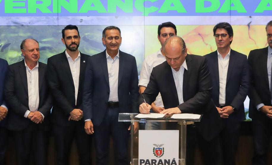 Curitiba, 18 de setembro de 2023 - O governador Carlos Massa Ratinha Jr., ao lado do ministro da Integração e do Desenvolvimento Regional, Waldez Góes, e do diretor da Agência Nacional das Águas, Felipe de Mello S. Cunha, assina o Termo de Adesão ao Pacto pela Governança da Água.