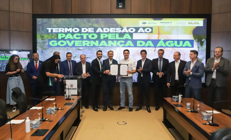 Curitiba, 18 de setembro de 2023 - O governador Carlos Massa Ratinha Jr., ao lado do ministro da Integração e do Desenvolvimento Regional, Waldez Góes, e do diretor da Agência Nacional das Águas, Felipe de Mello S. Cunha, assina o Termo de Adesão ao Pacto pela Governança da Água.