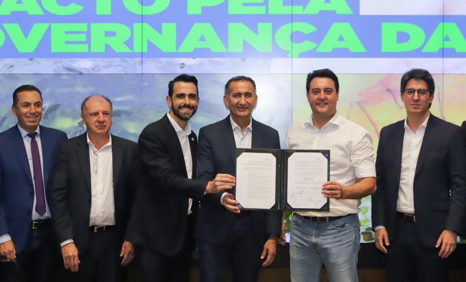 Curitiba, 18 de setembro de 2023 - O governador Carlos Massa Ratinha Jr., ao lado do ministro da Integração e do Desenvolvimento Regional, Waldez Góes, e do diretor da Agência Nacional das Águas, Felipe de Mello S. Cunha, assina o Termo de Adesão ao Pacto pela Governança da Água.