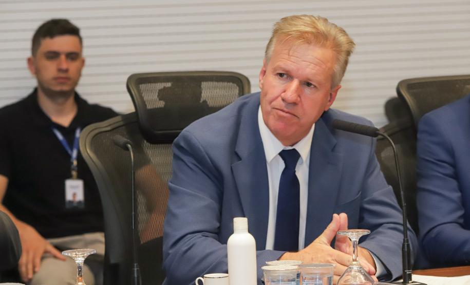 Curitiba, 18 de setembro de 2023 - O governador Carlos Massa Ratinha Jr., ao lado do ministro da Integração e do Desenvolvimento Regional, Waldez Góes, e do diretor da Agência Nacional das Águas, Felipe de Mello S. Cunha, assina o Termo de Adesão ao Pacto pela Governança da Água.