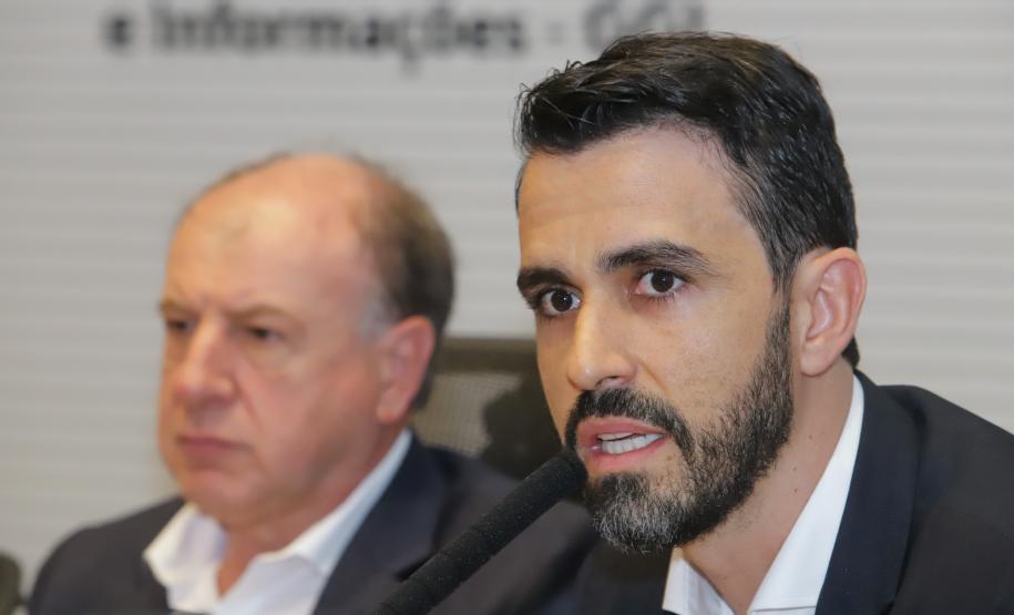 Curitiba, 18 de setembro de 2023 - O governador Carlos Massa Ratinha Jr., ao lado do ministro da Integração e do Desenvolvimento Regional, Waldez Góes, e do diretor da Agência Nacional das Águas, Felipe de Mello S. Cunha, assina o Termo de Adesão ao Pacto pela Governança da Água.