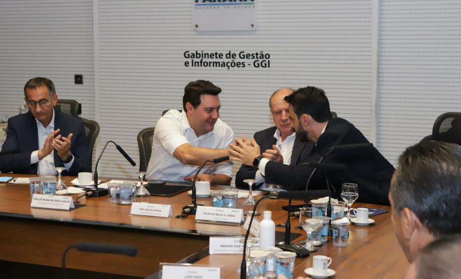 Curitiba, 18 de setembro de 2023 - O governador Carlos Massa Ratinha Jr., ao lado do ministro da Integração e do Desenvolvimento Regional, Waldez Góes, e do diretor da Agência Nacional das Águas, Felipe de Mello S. Cunha, assina o Termo de Adesão ao Pacto pela Governança da Água.