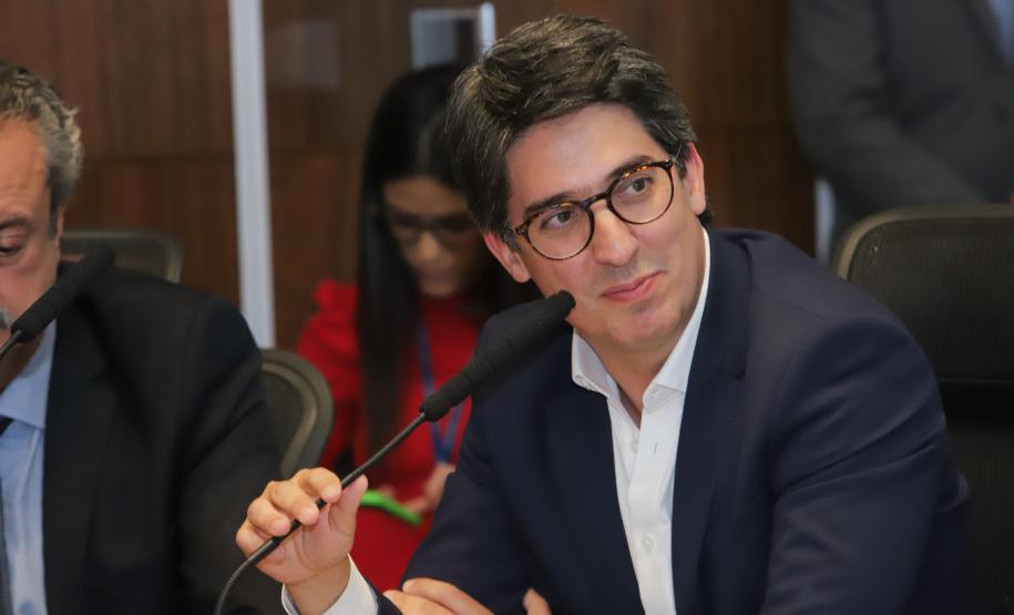 Curitiba, 18 de setembro de 2023 - O governador Carlos Massa Ratinha Jr., ao lado do ministro da Integração e do Desenvolvimento Regional, Waldez Góes, e do diretor da Agência Nacional das Águas, Felipe de Mello S. Cunha, assina o Termo de Adesão ao Pacto pela Governança da Água.