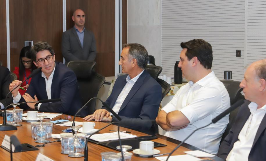 Curitiba, 18 de setembro de 2023 - O governador Carlos Massa Ratinha Jr., ao lado do ministro da Integração e do Desenvolvimento Regional, Waldez Góes, e do diretor da Agência Nacional das Águas, Felipe de Mello S. Cunha, assina o Termo de Adesão ao Pacto pela Governança da Água.