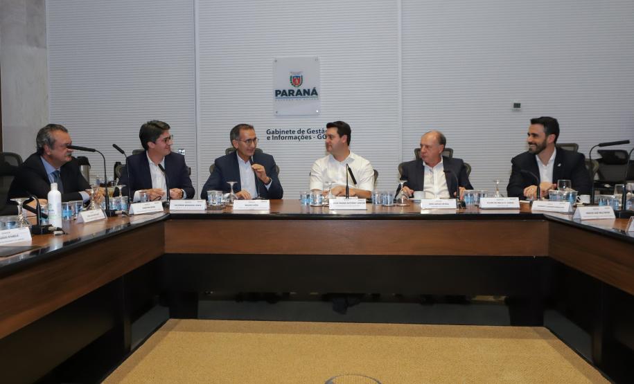 Curitiba, 18 de setembro de 2023 - O governador Carlos Massa Ratinha Jr., ao lado do ministro da Integração e do Desenvolvimento Regional, Waldez Góes, e do diretor da Agência Nacional das Águas, Felipe de Mello S. Cunha, assina o Termo de Adesão ao Pacto pela Governança da Água.