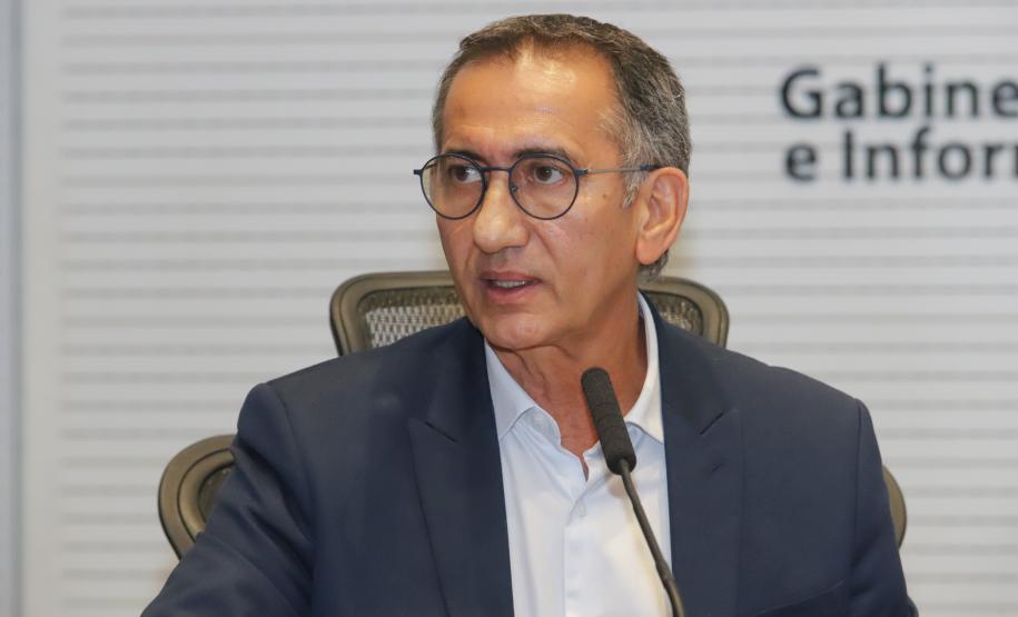 Curitiba, 18 de setembro de 2023 - O governador Carlos Massa Ratinha Jr., ao lado do ministro da Integração e do Desenvolvimento Regional, Waldez Góes, e do diretor da Agência Nacional das Águas, Felipe de Mello S. Cunha, assina o Termo de Adesão ao Pacto pela Governança da Água.