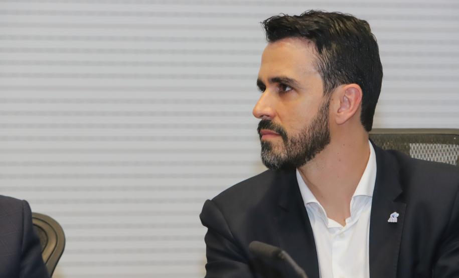 Curitiba, 18 de setembro de 2023 - O governador Carlos Massa Ratinha Jr., ao lado do ministro da Integração e do Desenvolvimento Regional, Waldez Góes, e do diretor da Agência Nacional das Águas, Felipe de Mello S. Cunha, assina o Termo de Adesão ao Pacto pela Governança da Água.