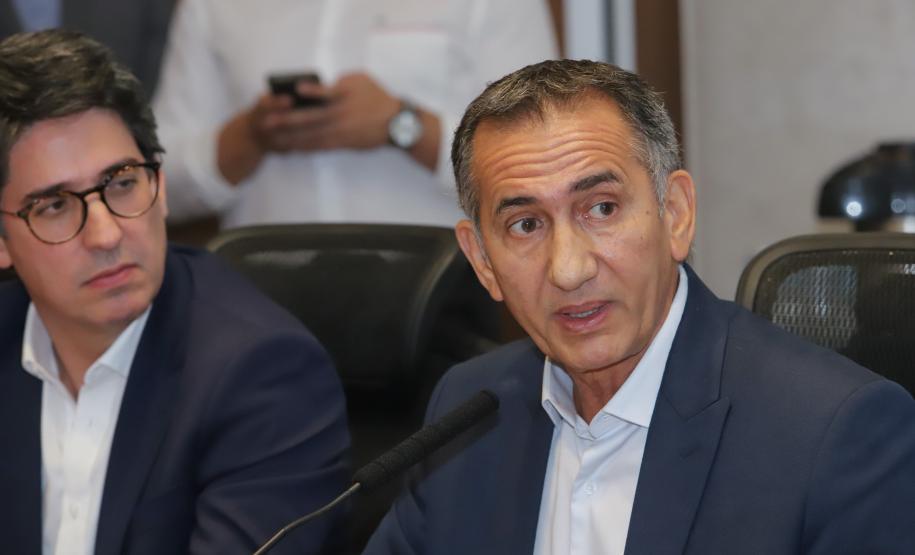 Curitiba, 18 de setembro de 2023 - O governador Carlos Massa Ratinha Jr., ao lado do ministro da Integração e do Desenvolvimento Regional, Waldez Góes, e do diretor da Agência Nacional das Águas, Felipe de Mello S. Cunha, assina o Termo de Adesão ao Pacto pela Governança da Água.