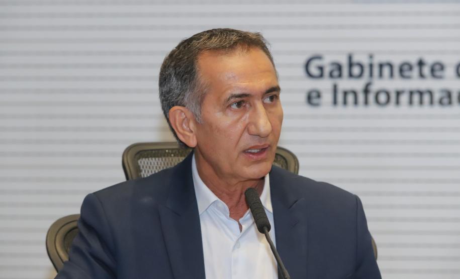 Curitiba, 18 de setembro de 2023 - O governador Carlos Massa Ratinha Jr., ao lado do ministro da Integração e do Desenvolvimento Regional, Waldez Góes, e do diretor da Agência Nacional das Águas, Felipe de Mello S. Cunha, assina o Termo de Adesão ao Pacto pela Governança da Água.