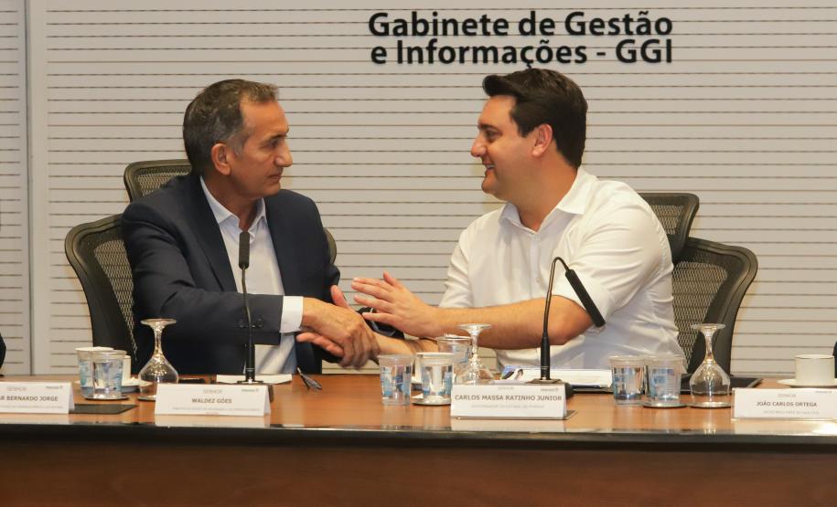 Curitiba, 18 de setembro de 2023 - O governador Carlos Massa Ratinha Jr., ao lado do ministro da Integração e do Desenvolvimento Regional, Waldez Góes, e do diretor da Agência Nacional das Águas, Felipe de Mello S. Cunha, assina o Termo de Adesão ao Pacto pela Governança da Água.