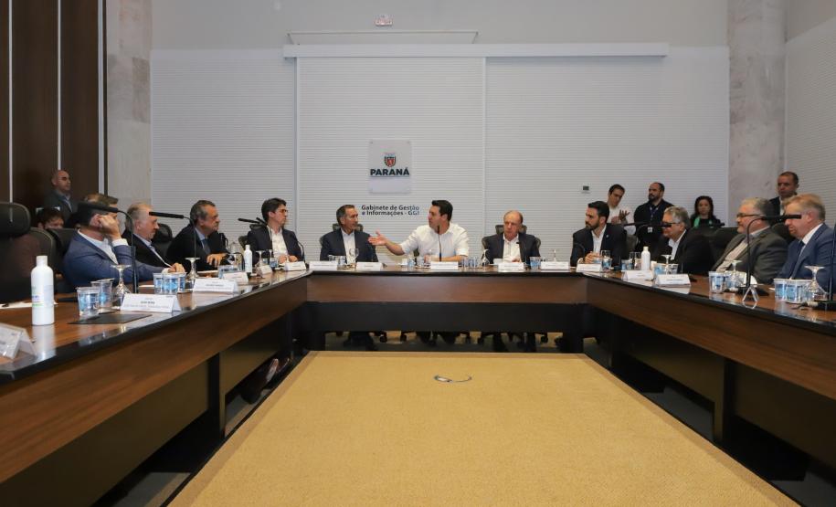 Curitiba, 18 de setembro de 2023 - O governador Carlos Massa Ratinha Jr., ao lado do ministro da Integração e do Desenvolvimento Regional, Waldez Góes, e do diretor da Agência Nacional das Águas, Felipe de Mello S. Cunha, assina o Termo de Adesão ao Pacto pela Governança da Água.