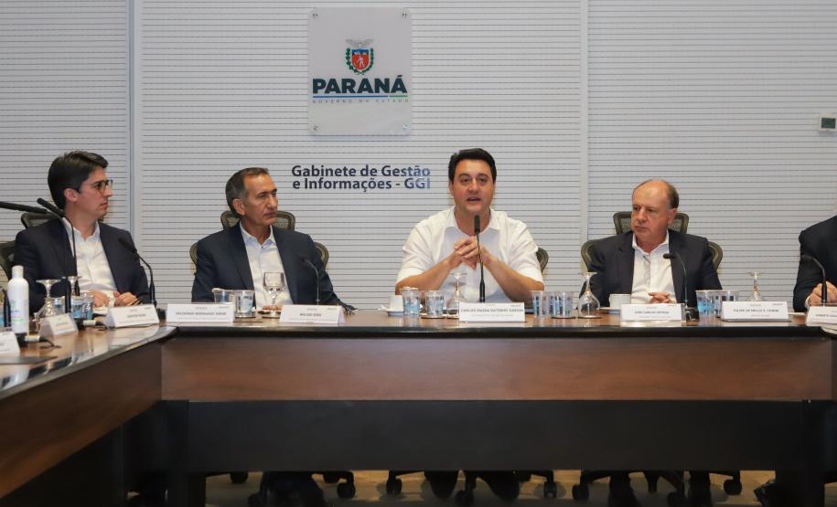 Curitiba, 18 de setembro de 2023 - O governador Carlos Massa Ratinha Jr., ao lado do ministro da Integração e do Desenvolvimento Regional, Waldez Góes, e do diretor da Agência Nacional das Águas, Felipe de Mello S. Cunha, assina o Termo de Adesão ao Pacto pela Governança da Água.