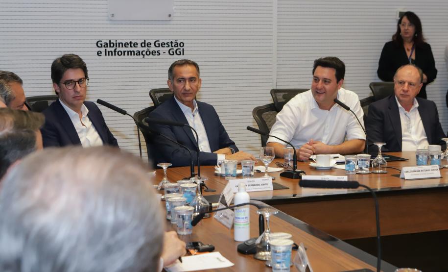 Curitiba, 18 de setembro de 2023 - O governador Carlos Massa Ratinha Jr., ao lado do ministro da Integração e do Desenvolvimento Regional, Waldez Góes, e do diretor da Agência Nacional das Águas, Felipe de Mello S. Cunha, assina o Termo de Adesão ao Pacto pela Governança da Água.