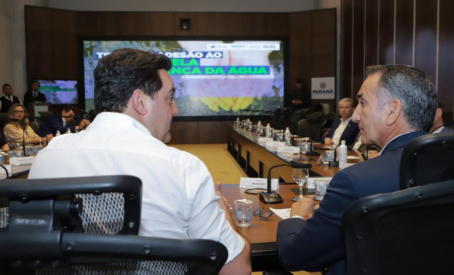Curitiba, 18 de setembro de 2023 - O governador Carlos Massa Ratinha Jr., ao lado do ministro da Integração e do Desenvolvimento Regional, Waldez Góes, e do diretor da Agência Nacional das Águas, Felipe de Mello S. Cunha, assina o Termo de Adesão ao Pacto pela Governança da Água.