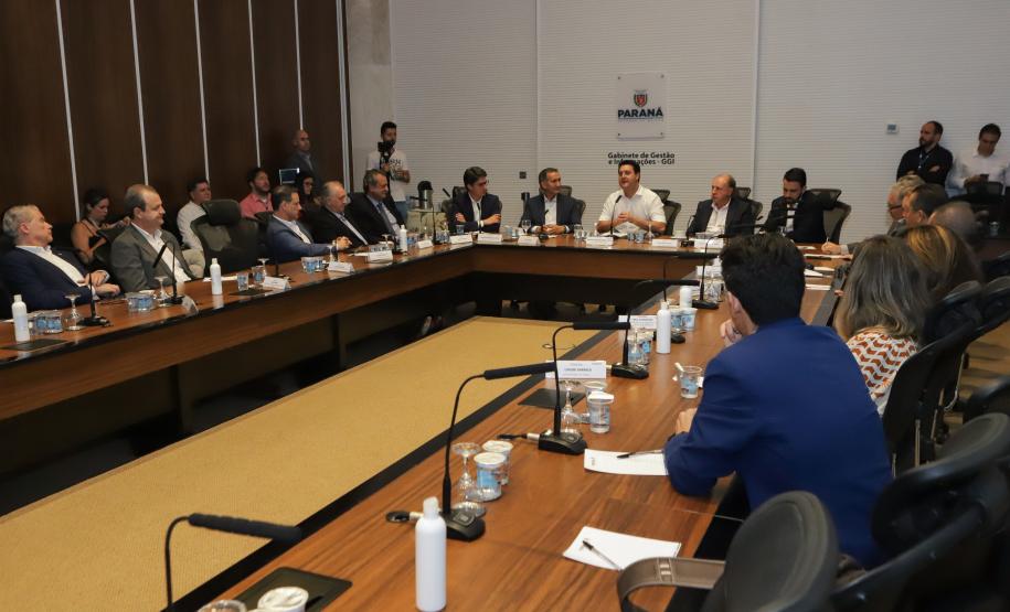 Curitiba, 18 de setembro de 2023 - O governador Carlos Massa Ratinha Jr., ao lado do ministro da Integração e do Desenvolvimento Regional, Waldez Góes, e do diretor da Agência Nacional das Águas, Felipe de Mello S. Cunha, assina o Termo de Adesão ao Pacto pela Governança da Água.