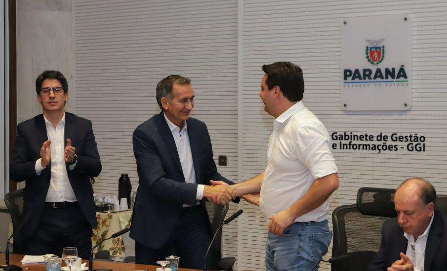 Curitiba, 18 de setembro de 2023 - O governador Carlos Massa Ratinha Jr., ao lado do ministro da Integração e do Desenvolvimento Regional, Waldez Góes, e do diretor da Agência Nacional das Águas, Felipe de Mello S. Cunha, assina o Termo de Adesão ao Pacto pela Governança da Água.