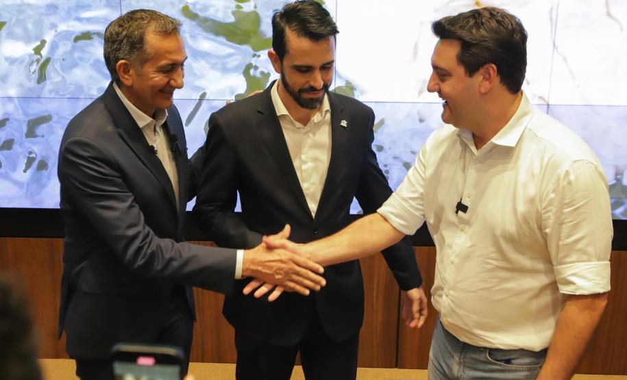 Curitiba, 18 de setembro de 2023 - O governador Carlos Massa Ratinha Jr., ao lado do ministro da Integração e do Desenvolvimento Regional, Waldez Góes, e do diretor da Agência Nacional das Águas, Felipe de Mello S. Cunha, assina o Termo de Adesão ao Pacto pela Governança da Água.