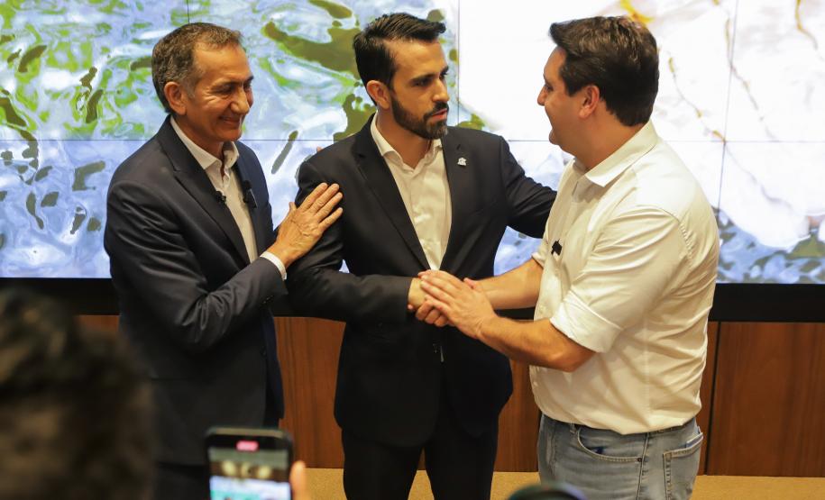 Curitiba, 18 de setembro de 2023 - O governador Carlos Massa Ratinha Jr., ao lado do ministro da Integração e do Desenvolvimento Regional, Waldez Góes, e do diretor da Agência Nacional das Águas, Felipe de Mello S. Cunha, assina o Termo de Adesão ao Pacto pela Governança da Água.