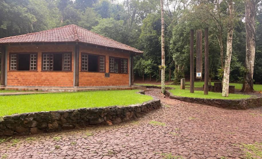 Cabana de tijolos em meio a trilha de pedras do Parque Estadual Cabeça do Cachorro.
