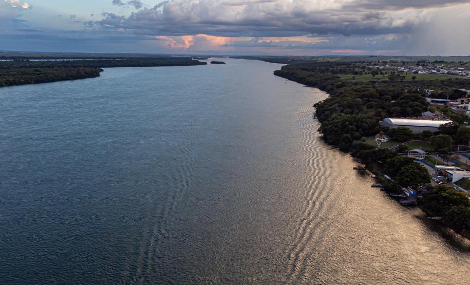 Rio Paraná ao entardecer.