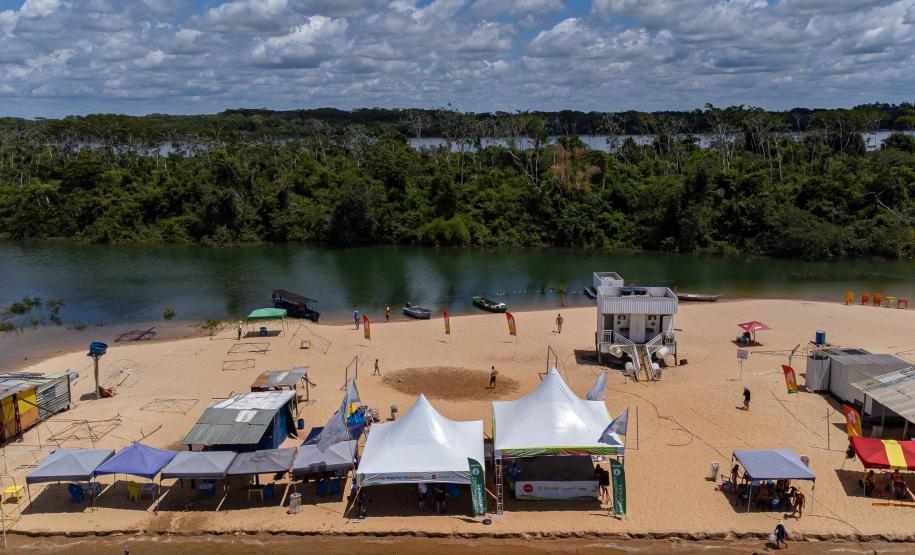Margem do Rio Paraná com barracas próximas ao rio.