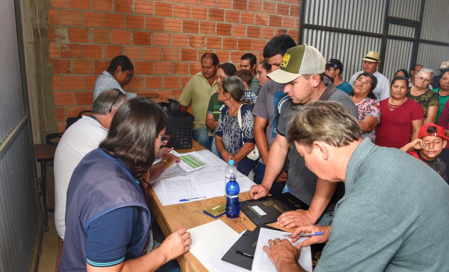 Beneficiários recebendo os títulos.