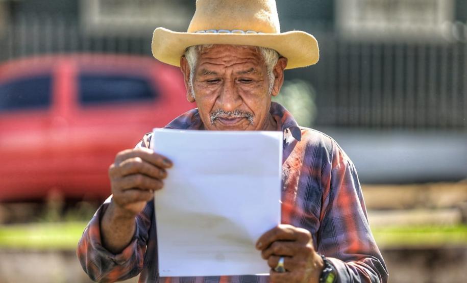 Beneficiário com o título de regularização em mãos