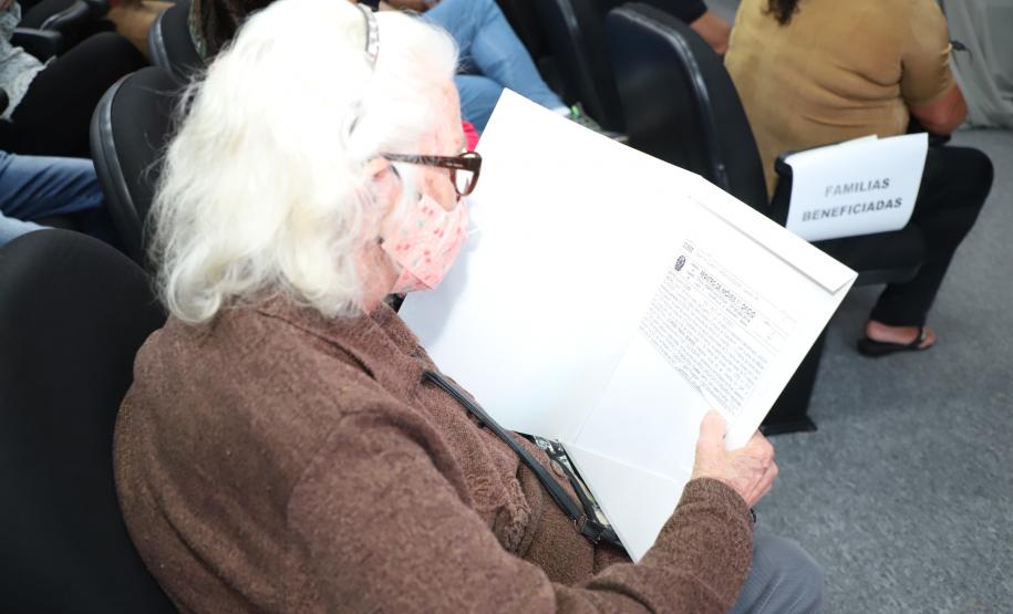 Beneficiária com o título de regularização em mãos