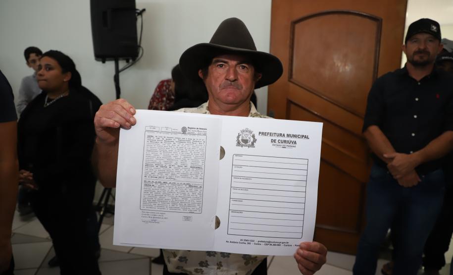 Beneficiário com o título de regularização em mãos.