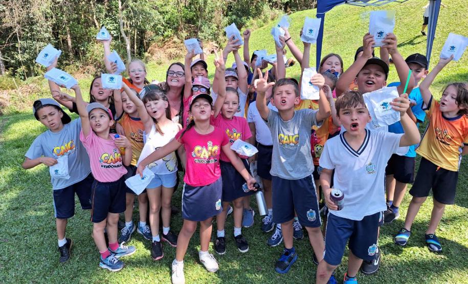 Grupos de alunos da rede pública de ensino posando para foto