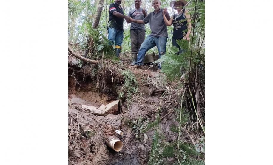 Foto de equipe protegendo nascente