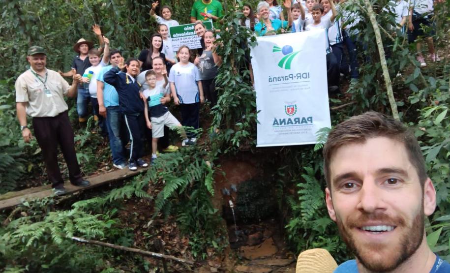 Foto de equipe protegendo nascente