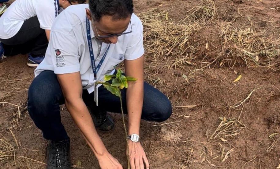 Foto de equipe protegendo nascente