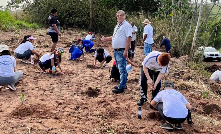 Foto de equipe protegendo nascente
