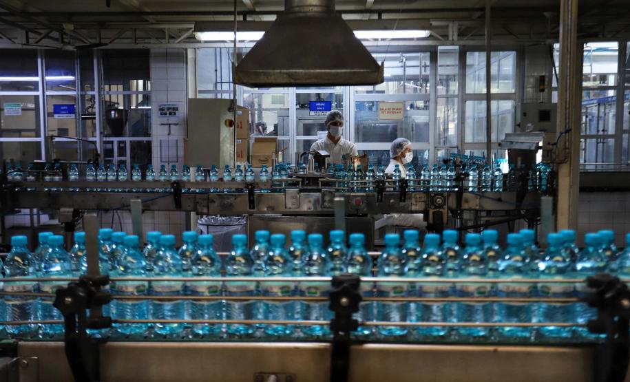 Foto de fabricação de água mineral