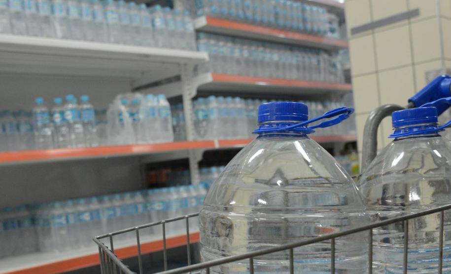 Foto de galões de água mineral em supermercado