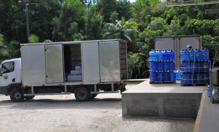 Foto de caminhão transportando água mineral