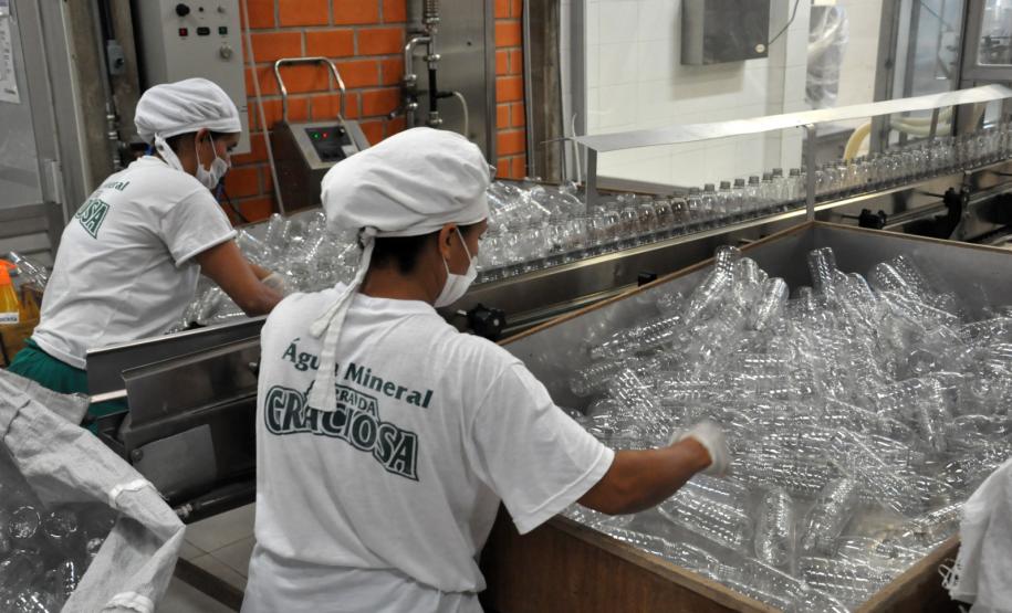 Foto de fabricação de água mineral