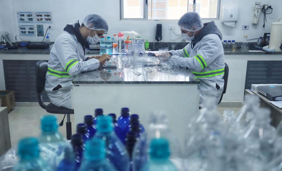 Foto de fabricação de água mineral