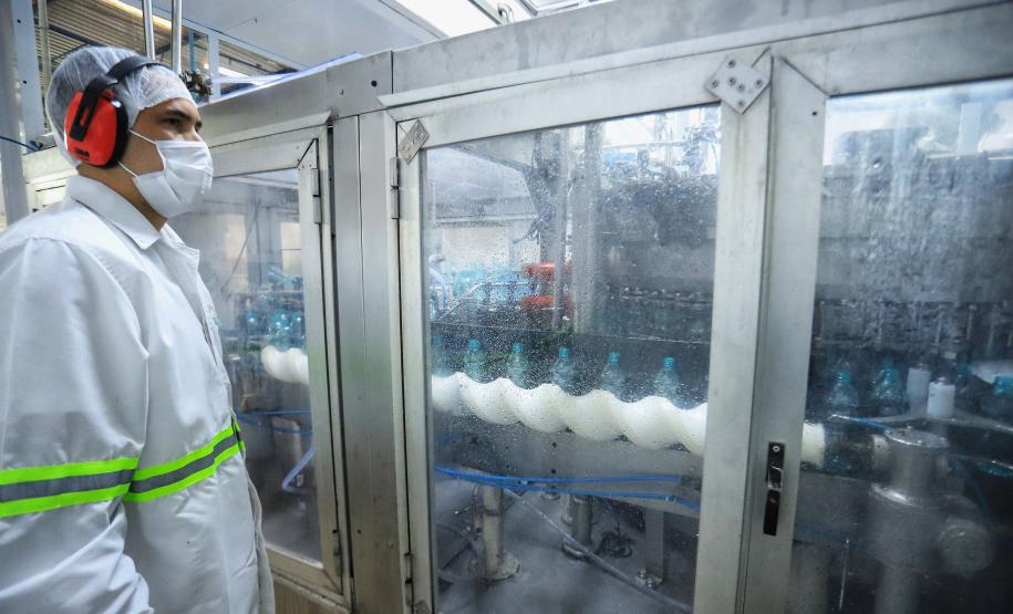 Foto de fabricação de água mineral