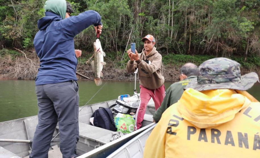 Equipe do Instituto Água e Terra apreendeu mais de 250 metros de rede para pesca e identificou o parcelamento de terras em Áreas de Proteção Permanente na Represa do Capivari.