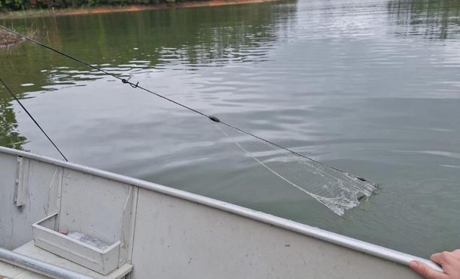 Equipe do Instituto Água e Terra apreendeu mais de 250 metros de rede para pesca e identificou o parcelamento de terras em Áreas de Proteção Permanente na Represa do Capivari.