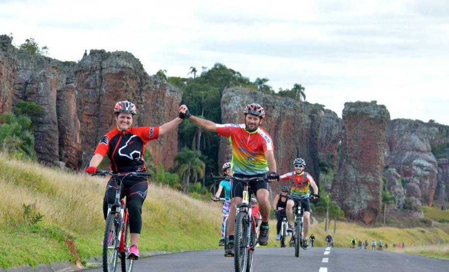 Foto de ciclistas no Parque Vila Velha
